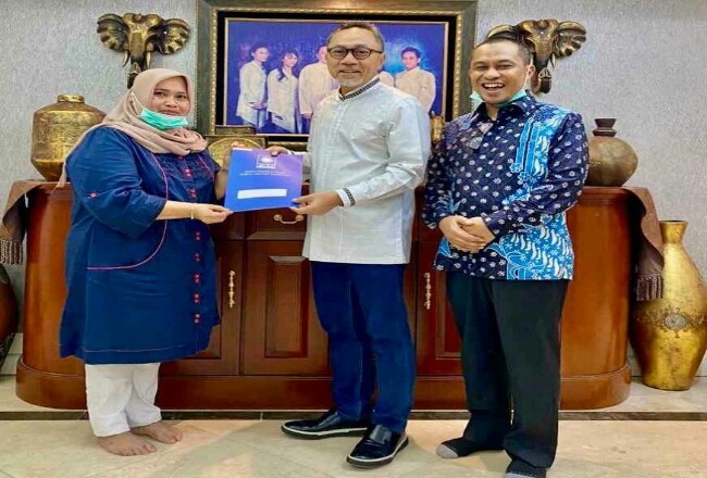 Pasangan Kasmarni-Bagus Santoso langsung menerima SK Dukungan dari Ketua Umum DPP PAN Zulkifli Hasan di Jakarta, Senin. Foto: Matapers
